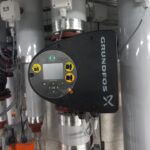 Pompe de piscine installée dans un local technique