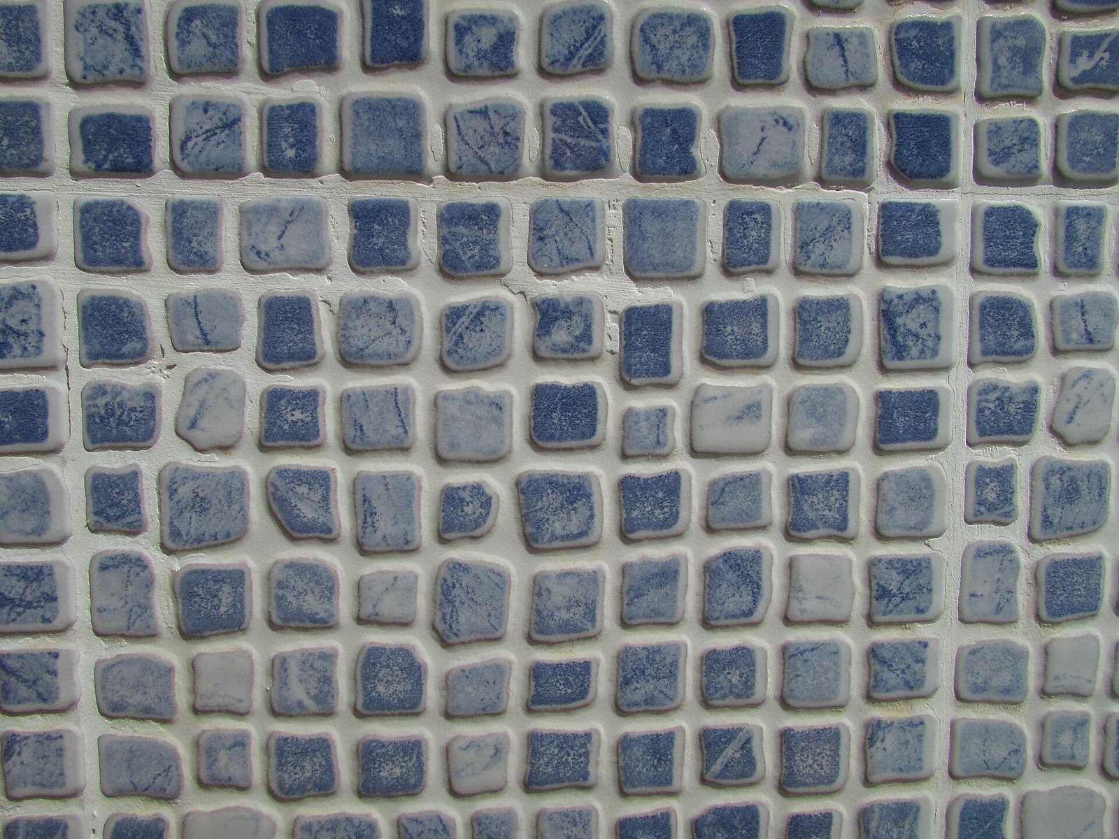 Carrelage en mosaïque bleue d'une ligne d'eau de piscine