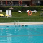 Bassin de piscine avec plusieurs skimmers alignés le long de la paroi