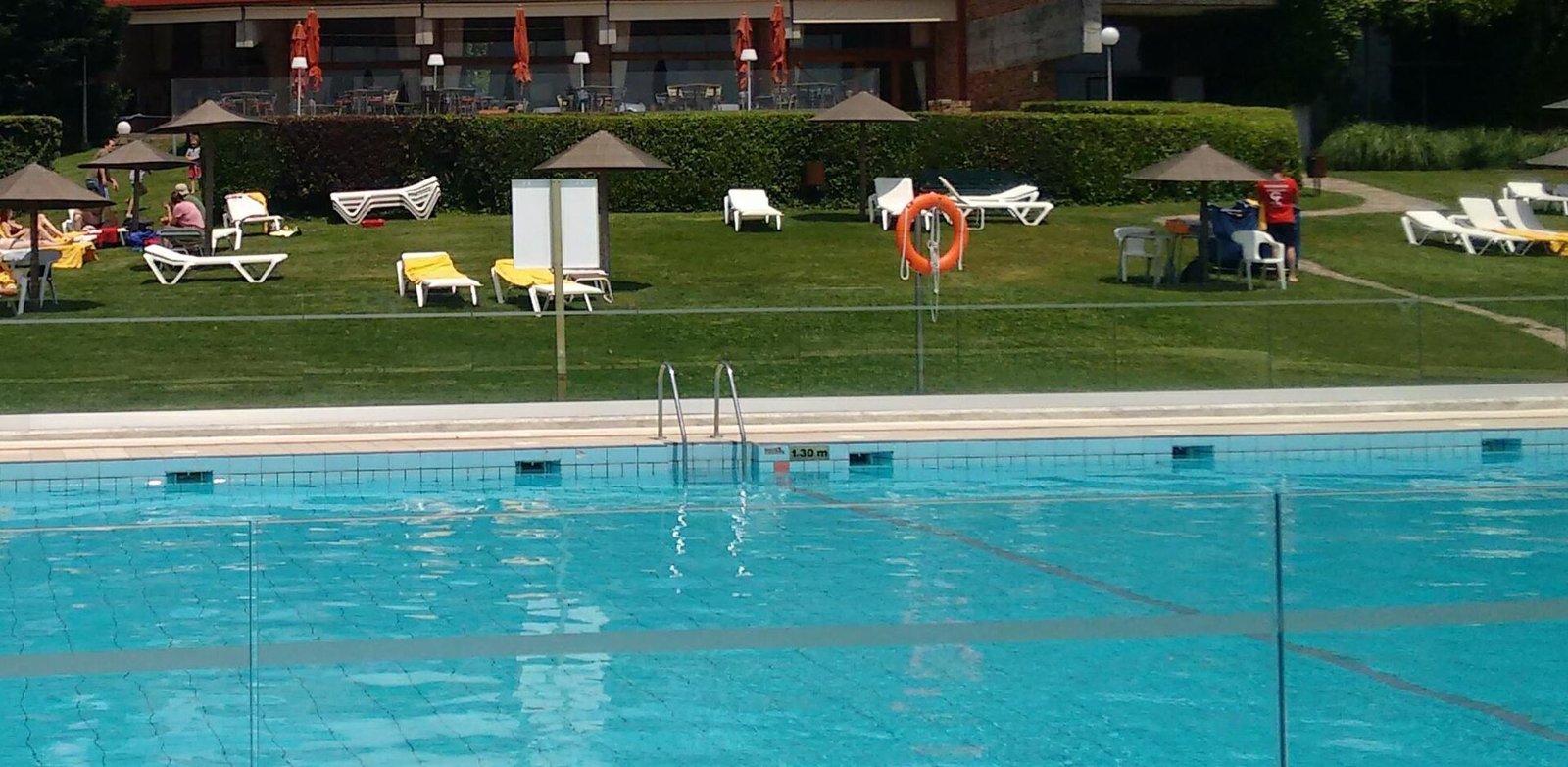 Bassin de piscine avec plusieurs skimmers alignés le long de la paroi