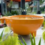 Spa de jardin rempli d'eau sur une terrasse