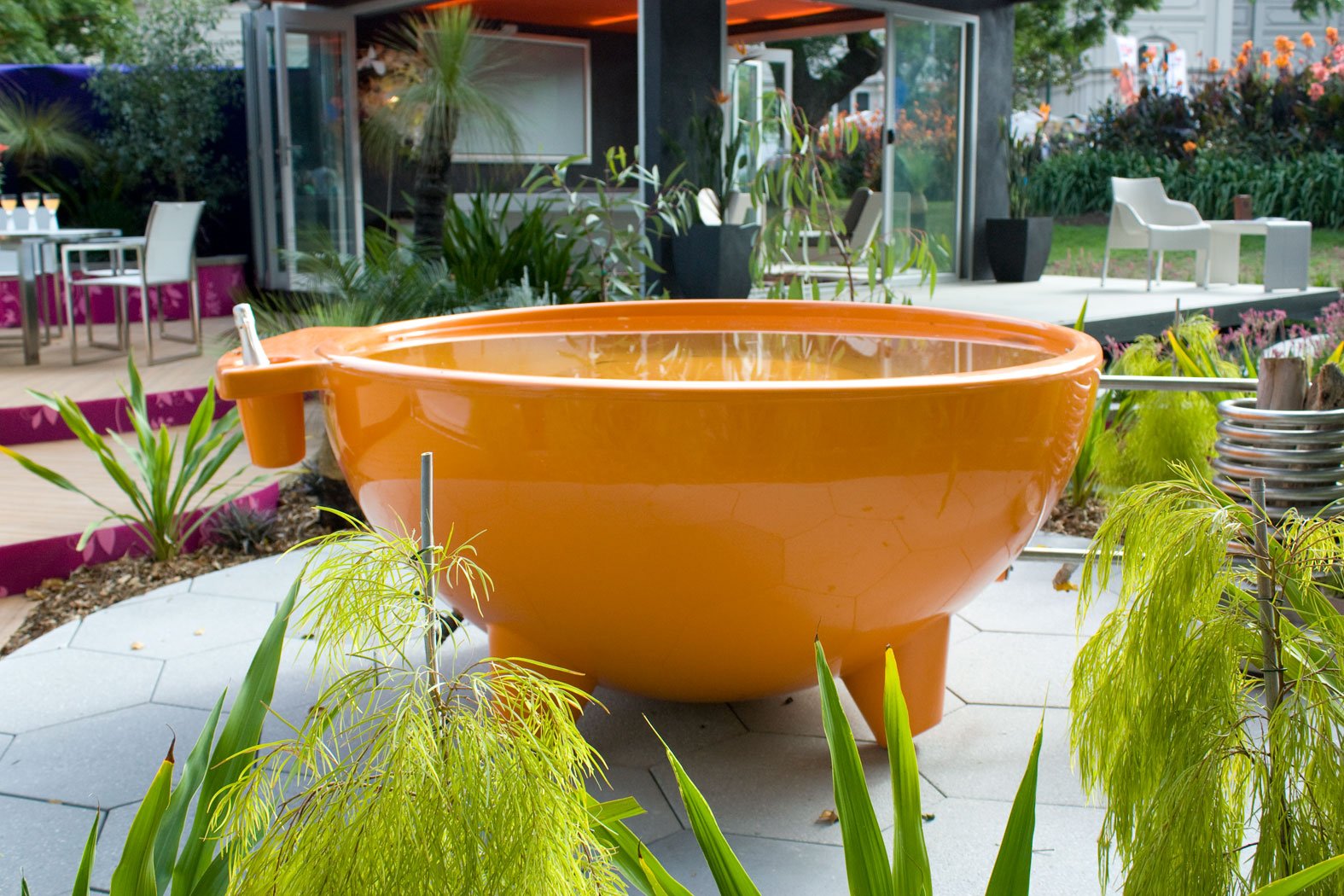Spa de jardin rempli d'eau sur une terrasse